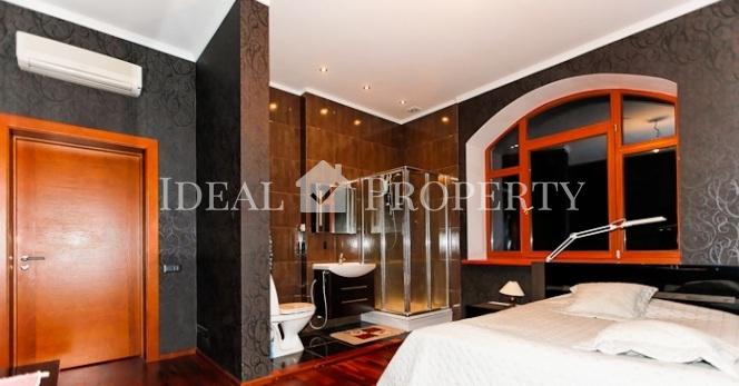 Lieliska savrupmāja Asaros, Jūrmalā, netālu no jūras.